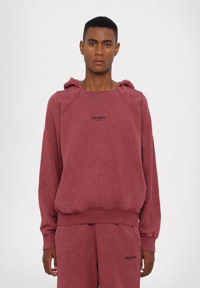 Sweatshirt rosa com um corte descontraído, apresentando um decote arredondado, detalhes de capuz com cordão na mesma tonalidade e detalhe de logotipo na parte frontal.