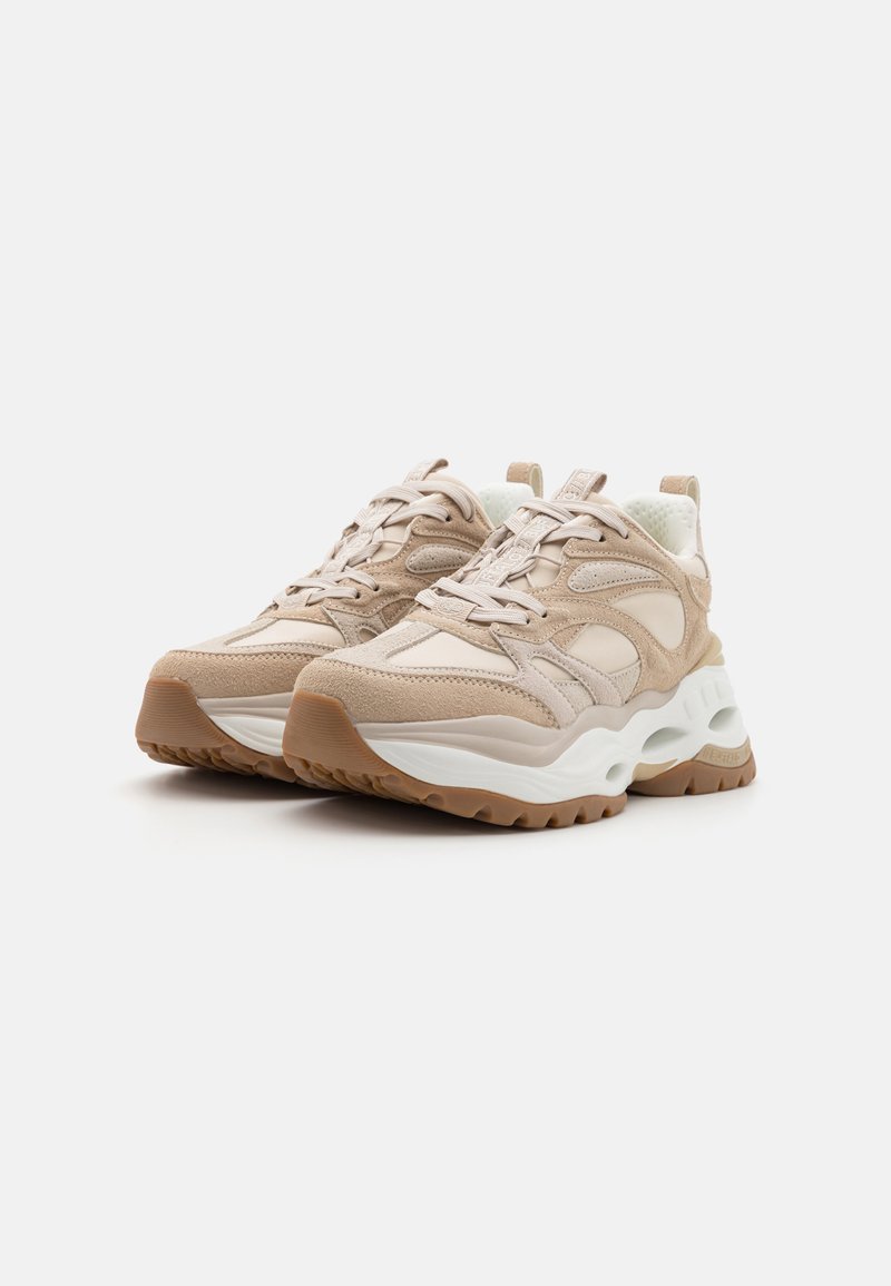 Sneakers beige realizzati con una combinazione di materiali scamosciati e in rete, con una suola intermedia bianca e beige, battistrada testurizzato e un colletto imbottito per il comfort.