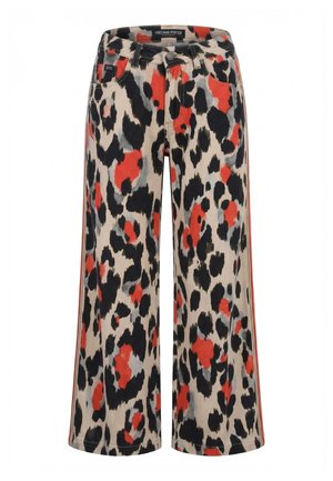 Pantaloni a gamba larga con base beige e stampa leopardata audace in rosso, nero e grigio, dotati di tasche frontali e chiusura con bottoni.
