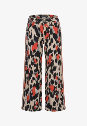 Pantaloni a gamba larga con base beige e stampa leopardata audace in rosso, nero e grigio, dotati di tasche frontali e chiusura con bottoni.