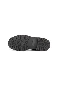 Suela de bota de goma negra con surcos profundos y patrones geométricos, diseñada para ofrecer tracción y durabilidad. Presenta un diseño plano y robusto.