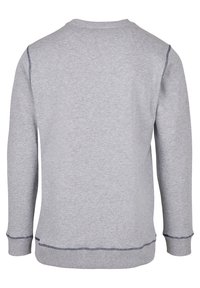 Sweat-shirt gris clair à manches longues avec des surpiqûres foncées au niveau des épaules, des poignets et de l'ourlet, montré de dos sur fond blanc.