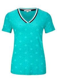 Camiseta turquesa con escote en V y mangas cortas, que presenta un cuello a rayas y un patrón texturizado de pequeñas formas de hojas.