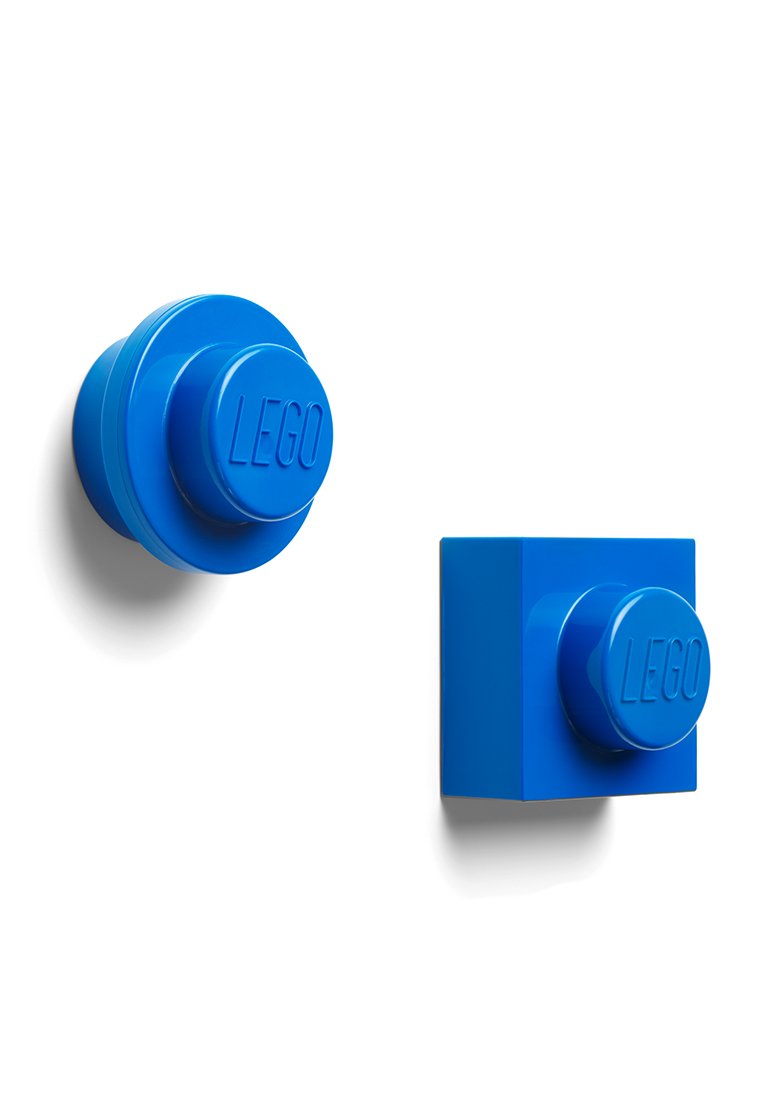 Crochets muraux en plastique lisse au design LEGO, un rond et un carré, avec un logo "LEGO" en relief, affichant des nuances de bleu assorties.