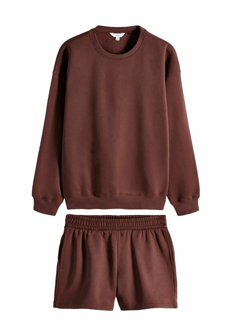 Completo in felpa marrone composto da una maglietta e pantaloni corti realizzato in tessuto morbido, caratterizzato da un collo rotondo, maniche lunghe e una vita elasticizzata con tasche laterali.