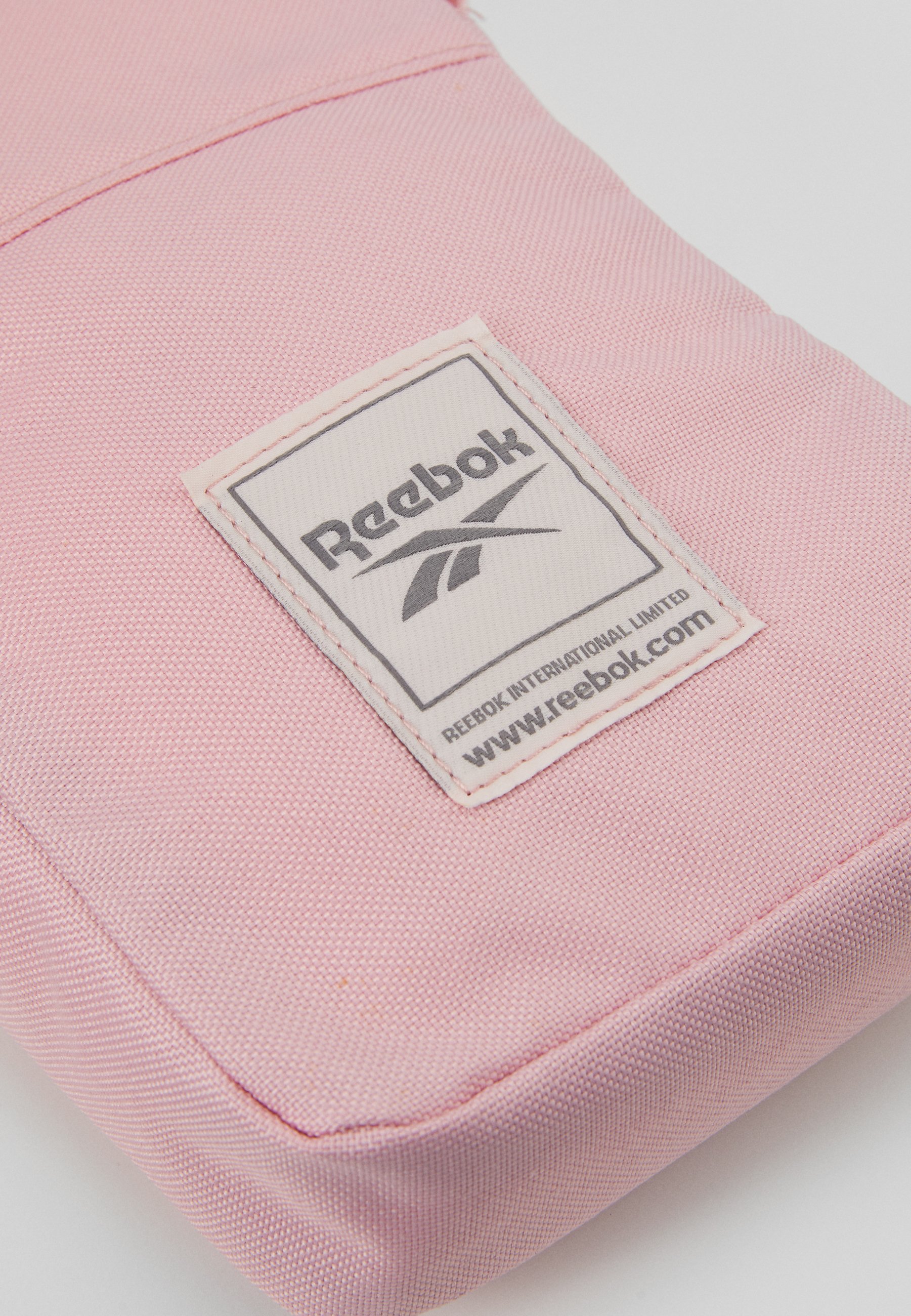Reebok CITY BAG Axelremsväska pink Zalando.se Reebok CITY BAG Axelremsväska pink Zalando.se