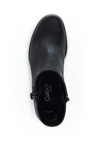 Zwarte leren enkellaars met een glad oppervlak, ronde neus en een zijrits. Het interieur is voorzien van "Gabor comfort" merk. 