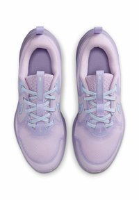 Chaussures de sport violettes claires avec une tige en mesh, des lacets plats et une semelle texturée. Les accents notables incluent des détails bleu clair et un logo.