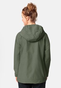 Giacca a ingresso verde oliva con texture morbida, vestibilità ampia e orlo. Presenta un cappuccio staccabile e un design semplice senza chiusure visibili.