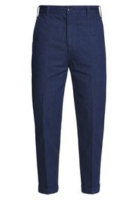 Tummansiniset farkut, joissa on kapeneva malli, nappikiinnitys, viisi taskua, käänteet helmassa ja minimalistinen muotoilu.