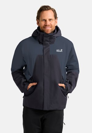 Veste imperméable pour homme en bleu marine foncé et noir, avec des poches zippées, des poignets ajustables et un col haut avec une capuche.