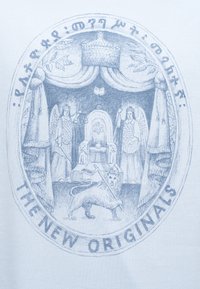 Leijona, joka pitää keihästä ja kruunua, kaksi siivekästä haarniskoitua hahmoa valtaistuimen vierellä kruunun alla, ympäröitynä verhoilla ja koristeellisella tekstillä.