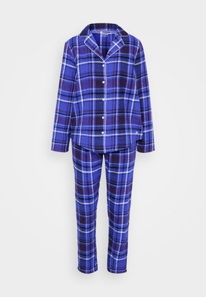 Conjunto de pijama a cuadros en tonos azul y púrpura, hecho de una tela suave. Presenta una camiseta abotonada con cuello y pantalones a juego con cintura elástica.