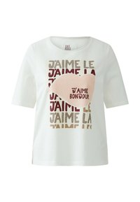 Weißes Baumwoll-T-Shirt mit kurzen Ärmeln, das einen bunten Grafikdruck von Lippen sowie Text in verschiedenen Schriftarten und Farben zeigt.