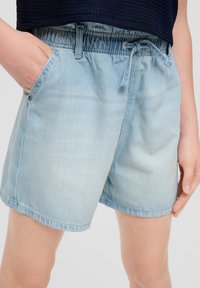 s.Oliver LOOSE FIT - Short en jean - hellblau
