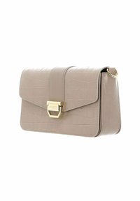 Borsa sintetica color taupe con texture a coccodrillo, hardware dorato, a patta pieghevole e tracolla staccabile. Forma rettangolare con finitura liscia.