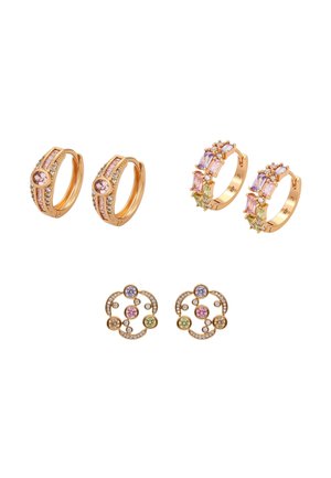 Trzy pary złotych kolczyków kołowych i sztyftów, każdy ozdobiony kolorowymi kamieniami szlachetnymi w odcieniach różu, fioletu, zieleni i bezbarwnych.