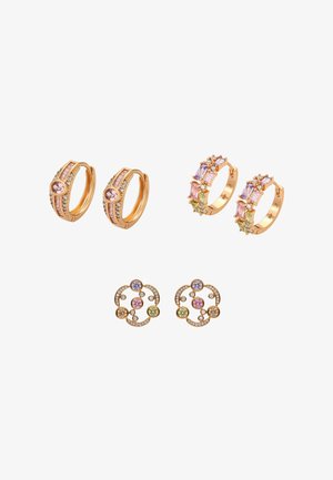 Tre paia di orecchini a cerchio e a perno in oro, ciascuno decorato con pietre preziose colorate in tonalità rosa, viola, verde e trasparente.