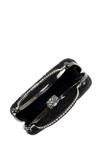 Schwarze Clutch mit strukturiertem Stoffbezug, metallisch silberner Hardware und einem mit Strasssteinen verzierten Schleifendetail am Verschluss.