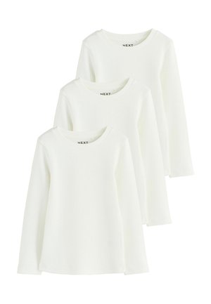 Drei Langarmshirts aus gerippter Baumwolle in Weiß mit rundem Ausschnitt, versehen mit dem Markenlabel "NEXT" am Kragen.