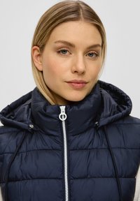 s.Oliver GESTEPPTE MIT ABNEHMBARER KAPUZE - Weste - navy