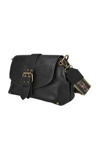 Bolso de mano de cuero negro con cierre de solapa, herrajes dorados, detalles texturizados en los laterales y una correa ajustable con un diseño estampado.
