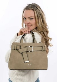 Beige Lederhandtasche mit strukturierter Oberfläche, ausgestattet mit einem breiten Tragegurt und rechteckiger Schnalle. Doppelte Griffe mit schwarzen Akzenten.