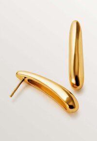 Pendientes dorados con un diseño suave, alargado y curvado, y un pequeño pasador para un uso seguro. La superficie reflectante mejora el brillo.