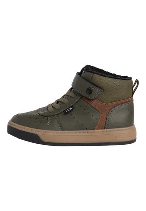 Baskets montantes en cuir vert avec des accents marron, design perforé, bout rond, laçage à l'avant et sangle Velcro. Semelle épaisse en caoutchouc beige.
