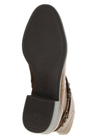 Bruine leren schoenenzool met een gestructureerde zwarte rubberen onderzijde, voorzien van een verhoogd patroon en een grijze accente op de hak. Antislipontwerp opgemerkt.