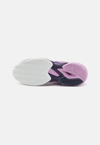 Herringbone mintázattal rendelkező cipőtalp, amely fehér, rózsaszín és sötétlila gumimaterialok gradiensével készült, a tapadás érdekében.