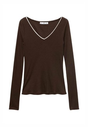 Rjav dolg rokav T-shirt z V-izrezom in belim odrezom. Narejen iz mehkega blaga, z oblikovanim krojem in gladko teksturo.