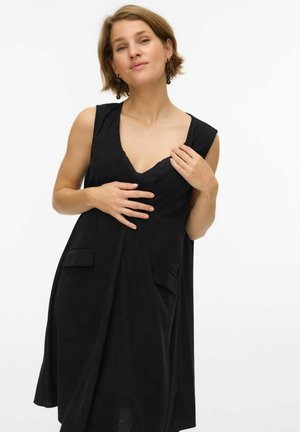 Mustast kangast varrukateta kleit, millel on sügav V-kaelus, küljetaskud ja avar lõige. Valmistatud pehmest kangast peene tekstuuriga, sobib kandmiseks igapäevaselt.