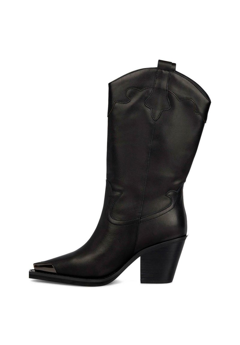 Bota de cowboy de cuero negro con punta afilada, diseño recortado y tacón en ángulo. Presenta costuras decorativas a lo largo del caña.
