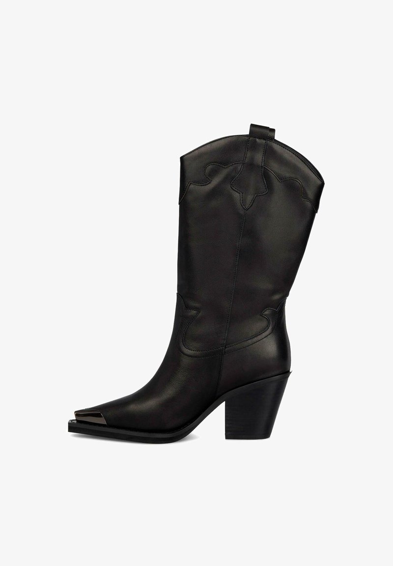 Bota de cowboy de cuero negro con punta afilada, diseño recortado y tacón en ángulo. Presenta costuras decorativas a lo largo del caña.