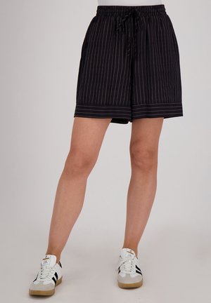 Zwart gestreepte shorts met een elastische tailleband en verstelbare trekkoord. Gemaakt van zachte stof, met een relaxed fit en een lengte boven de knie.