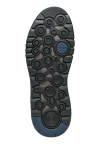 Suela de goma negra con patrones de tracción circulares, que presenta un logotipo azul de Geox y un acento texturizado cerca del dedo del pie. Diseño transpirable.