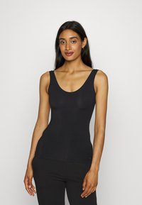 Czarny top na ramiączkach z szerokimi paskami i okrągłym dekoltem. Wykonany z gładkiego, elastycznego materiału, który dopasowuje się do kształtu ciała.