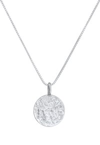 Ezüst medálos nyaklánc, amelyen egy kerek, texturált medál található egy finom láncon. A medál kovácsolt, egyenetlen felületű.