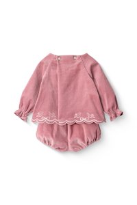 Rožinės spalvos kordurojų apranga, kurią sudaro ilgomis rankovėmis su banguotu kraštu ir gėlių siuvinėjimu puoštas viršus, derinamas su elastinėmis trumpikėmis.