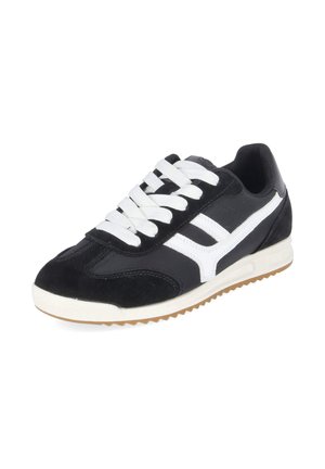 Zwarte sportschoen met witte veters, witte zijstrepen en een lichtbruine geribbelde zool, schuin geplaatst om buiten- en bovenaanzichten te tonen.