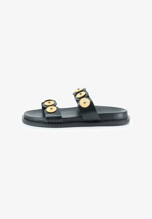 Sandal in pelle nera con tre accenti circolari dorati, dotato di suola piatta e cuciture lungo il bordo. Design semplice e aperto.