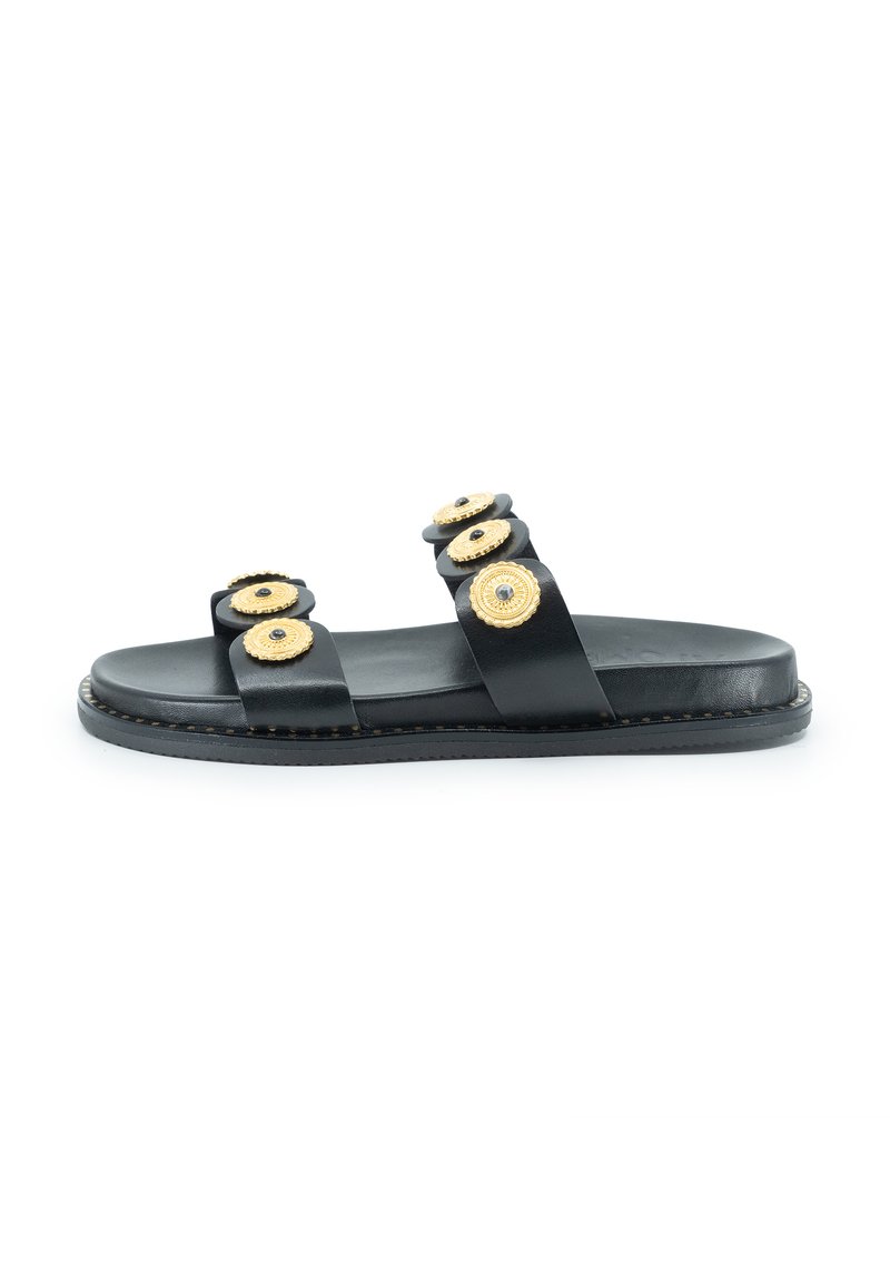 Sandal in pelle nera con tre accenti circolari dorati, dotato di suola piatta e cuciture lungo il bordo. Design semplice e aperto.