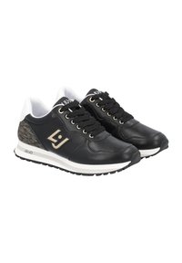 Sneaker in pelle nera con linguetta bianca, dettagli dorati e tallone testurizzato nero e dorato. Lacci neri e suola in gomma.