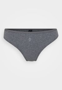 String gris en coton avec une texture lisse et une taille élastique. Présente un petit logo à l'avant, design minimaliste.