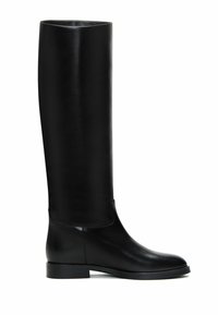 Stivale in pelle nera fino al ginocchio con un design elegante, punta rotonda, tacco basso e finitura liscia. Presenta accenti minimi e una gamba dritta.