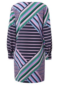 Langärmliges Kleid aus dunkelblauem Stoff mit diagonalen Streifen in Pink, Grün, Blau und Weiß. Knopfdetails am Handgelenk. Glatte Textur.