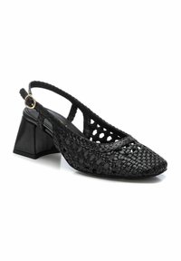 Zapato slingback negro tejido con un upper texturizado, punta almendrada y un tacón grueso. Presenta un acento de hebilla dorada en la banda.