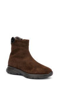 Stivale alla caviglia in suede marrone con un design elegante, suola in gomma e dettagli in pelle nella parte superiore, dotato di zip laterale per una facile vestibilità.