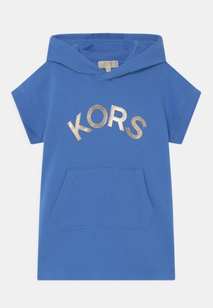 Felpa corta blu con maniche corte e logo "KORS" in foil dorato. Presenta una tasca a marsupio frontale e un tessuto morbido e strutturato.